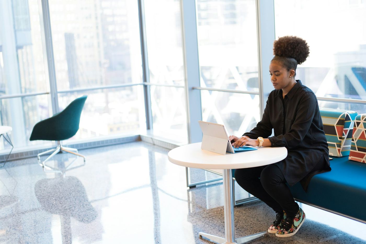 Consultante au travail dans un bureau lumineux